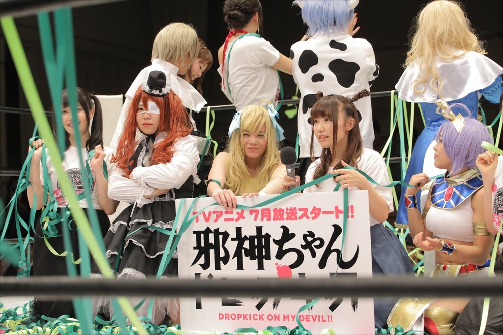 アニメ「邪神ちゃん」女子プロ団体とのコラボマッチで“ドロップキック