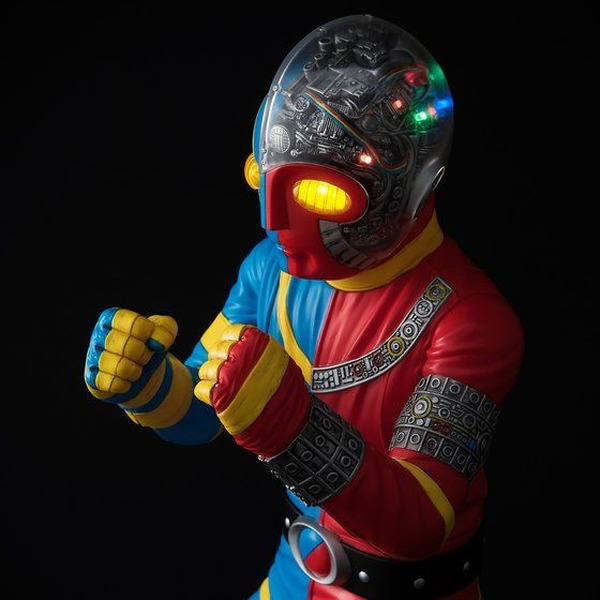 人造人間キカイダー」頭部を電流火花が迸る！ 全高40cmの大迫力で 