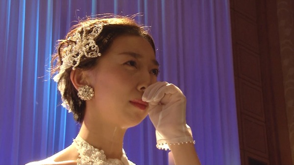 声優・飯田里穂、初のウエディングドレス姿に！ “メモリプレイ”に号泣