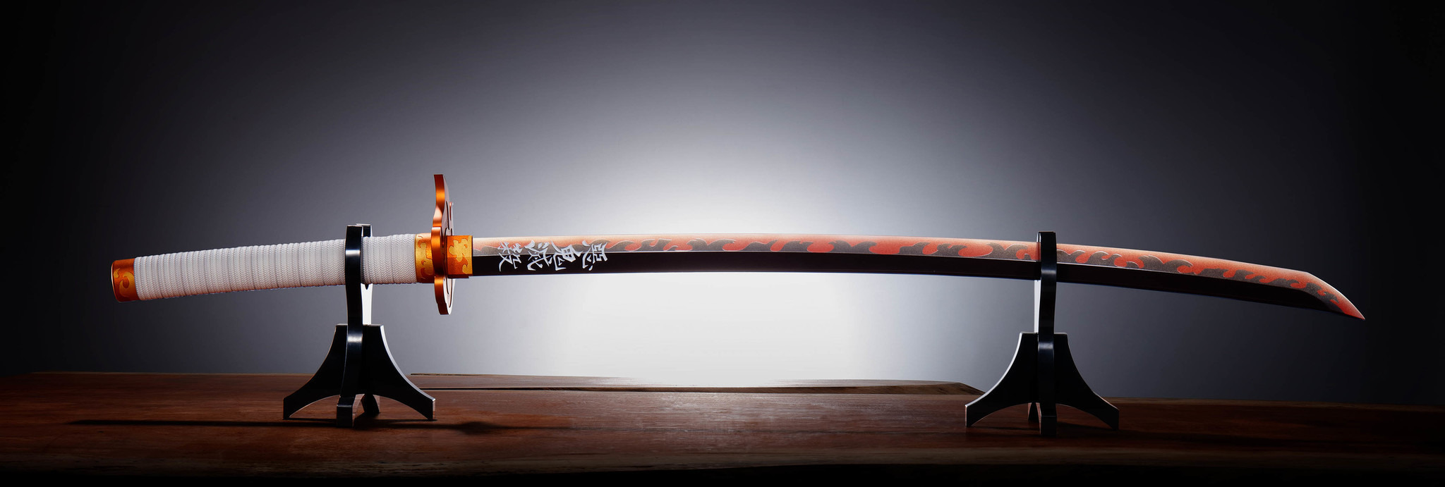 鬼滅の刃」煉獄杏寿郎の“日輪刀”が約1/1スケールで登場！「炎」や日野 