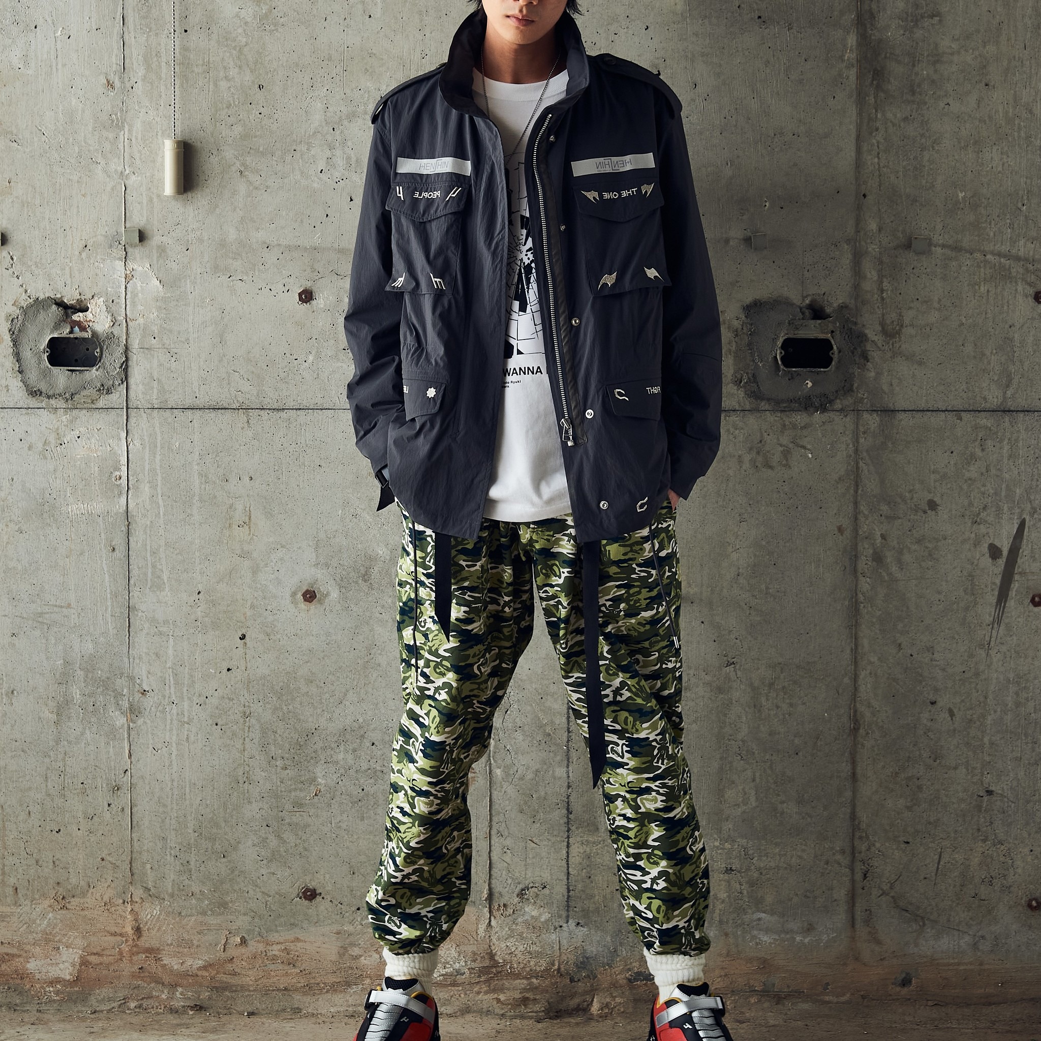 仮面ライダー龍騎」ミリタリーテイストのジャケット＆パンツ登場