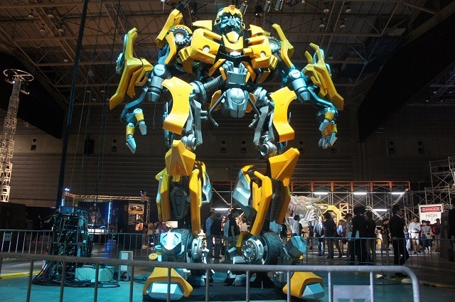 横浜に高さ7mオプティマスプライム、6mバンブルビー到着