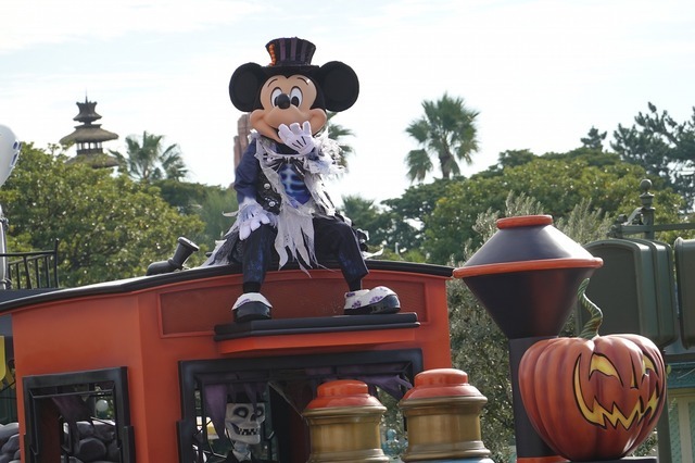 ディズニー ヴィランズたちの特別なパレードも Tdl 2年ぶりにフル仮装のゲストでにぎわう アニメ アニメ