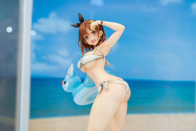 太ももの破壊力！ お尻もスゴい！ ライザ（白水着ver.）フィギュアが