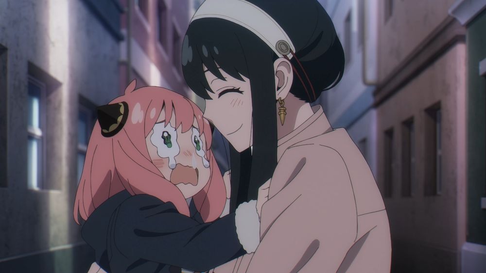 秋アニメ「SPY×FAMILY」アーニャが涙！寄り添うヨルさんは母の微笑み 