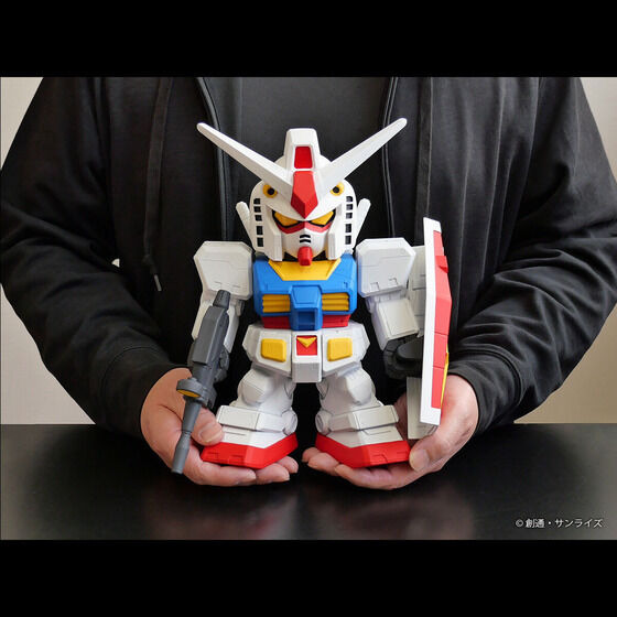 ガンダム」全高約23cmの圧倒的存在感！ 触って遊べるSDタイプのRX-78-2 