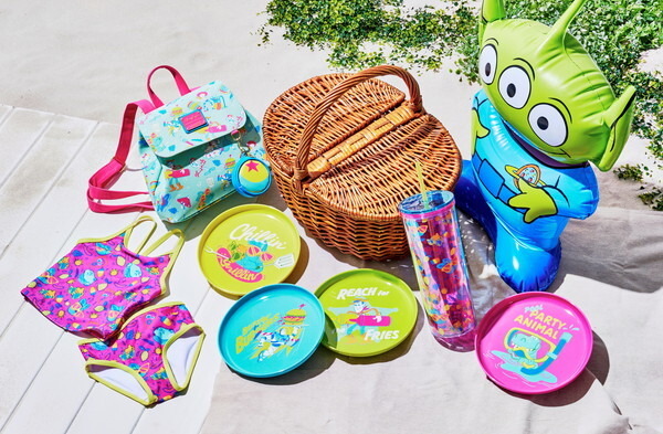 トイ・ストーリー」サングラス姿のダッキーとバニー、プールで泳ぐ