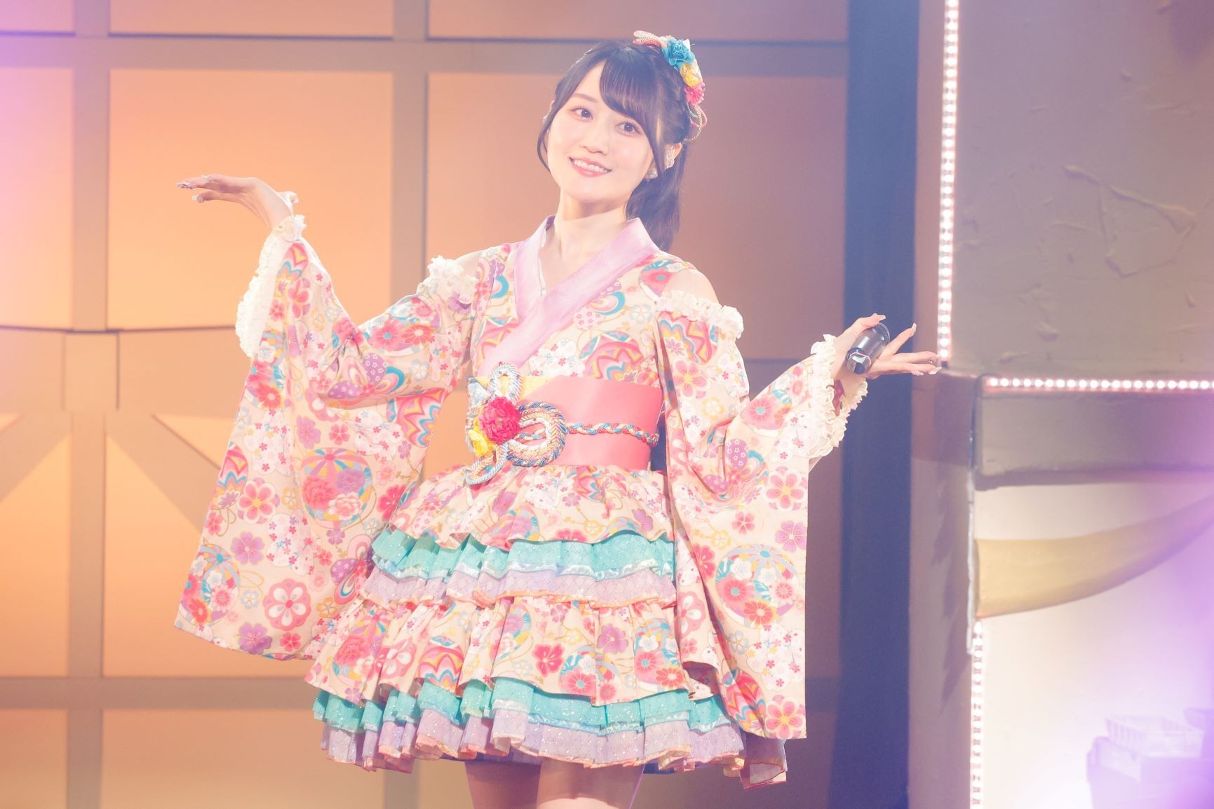 小倉唯 ハイタッチ☆メモリーブロマイド 寄りかかる