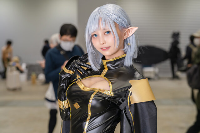 コスプレ】漆黒のスーツで際立つ抜群のプロポーション！ はにかむ笑顔