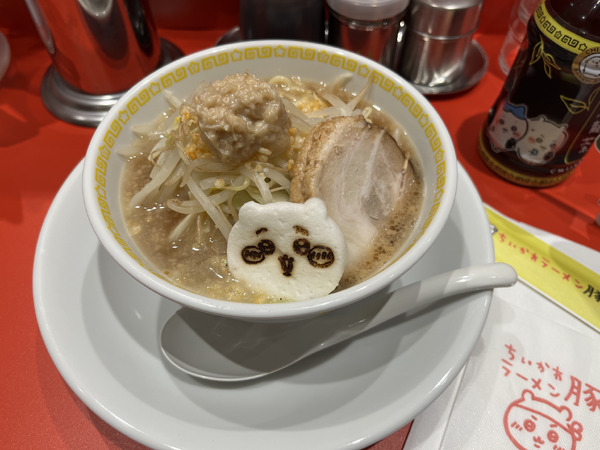 ちいかわ、ハチワレたちが店員になってご提供♪ 「ちいかわラーメン 豚 