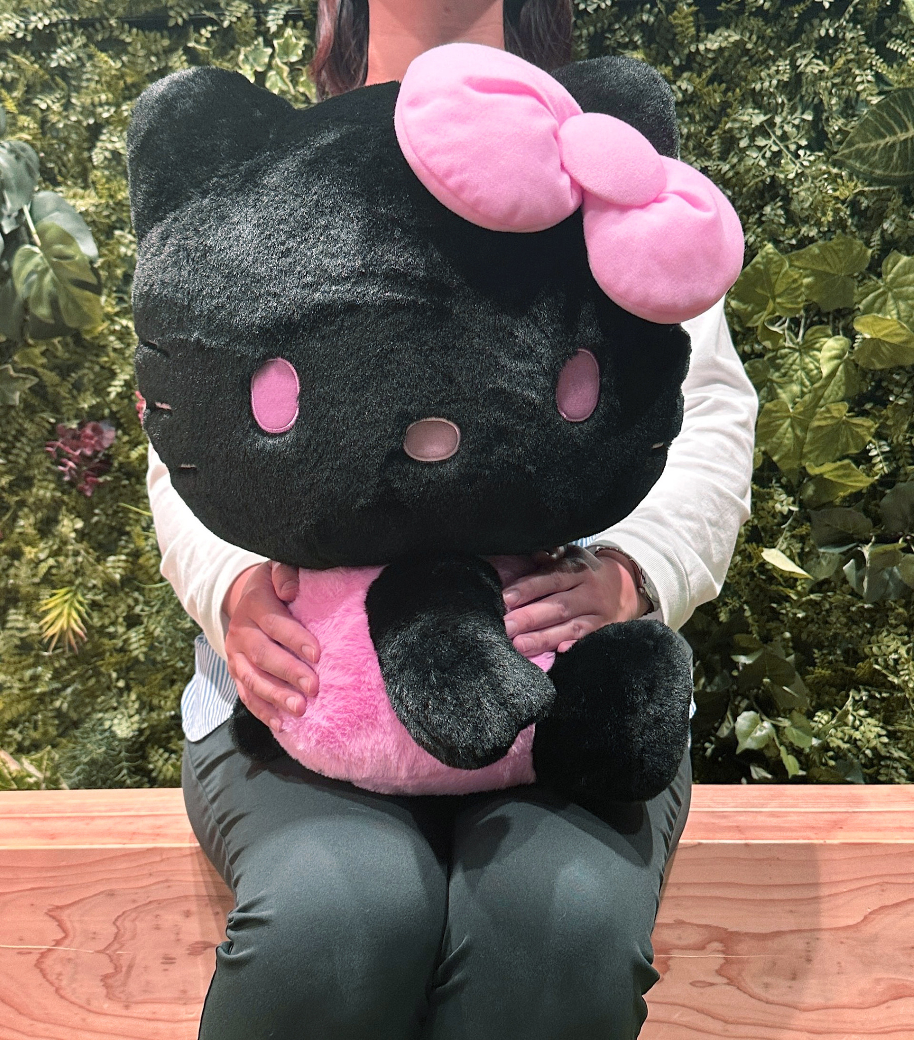 ハローキティ ぬいぐるみセット 黒・ピンク サンリオ」ハローキティがピンク×ブラックのツートンカラーに！ 約42cm