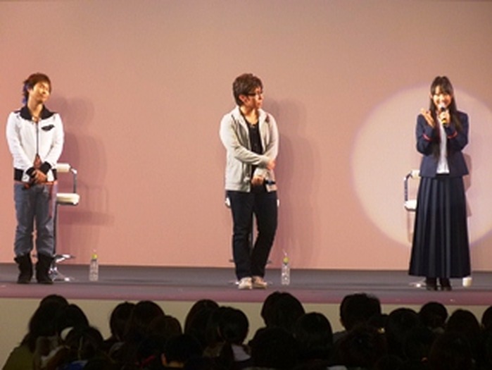 左から代永翼、佐藤拓也、橘田いずみというメインキャストの面々。