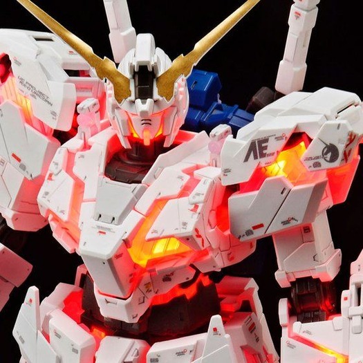 「RG RX-0 ユニコーンガンダム（デストロイモード）Ver.TWC（LIGHTING MODEL）」10,800円（税込）（C）創通・サンライズ