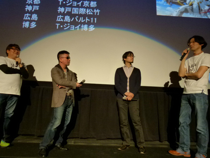 左より監督の水島精二、脚本の虚淵玄、造形ディレクターの横川和政、プロデューサーの野口光一