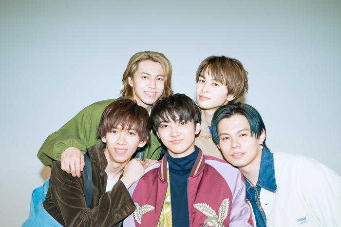 人気グループ・超特急の新たな挑戦はAR舞台! バーチャルな世界でも魅力たっぷりに“あなた”を癒やしの世界に誘う【インタビュー】