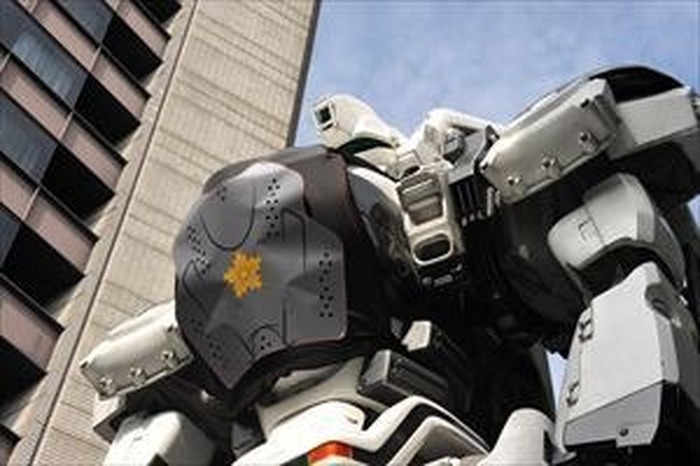 高さ8mのイングラム 警視庁に立つ バイクの胸部プロテクター着用推進 アニメ アニメ