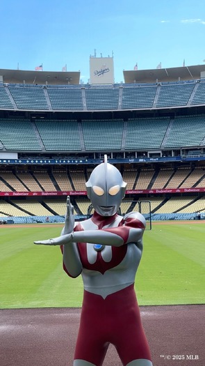 ウルトラマン、バルタン星人が始球式に登場！