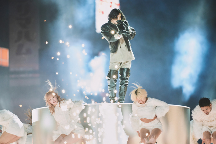 第76回NHK紅白歌合戦    米津玄師「IRIS OUT」パフォーマンス写真