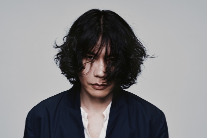 米津玄師 「夜鷹」(Photo by Yohji Uchida)