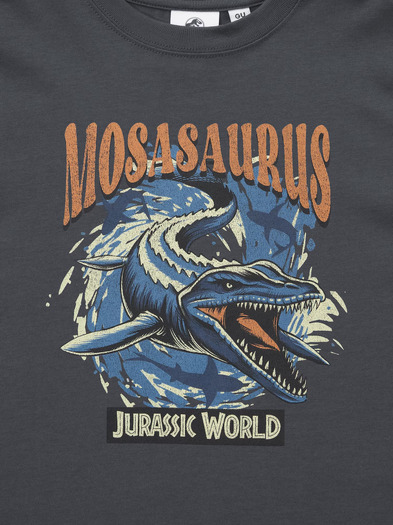 GU「KIDSグラフィックT JURASSIC WORLD」カラー: 08 DARK GRAY 前面アップ