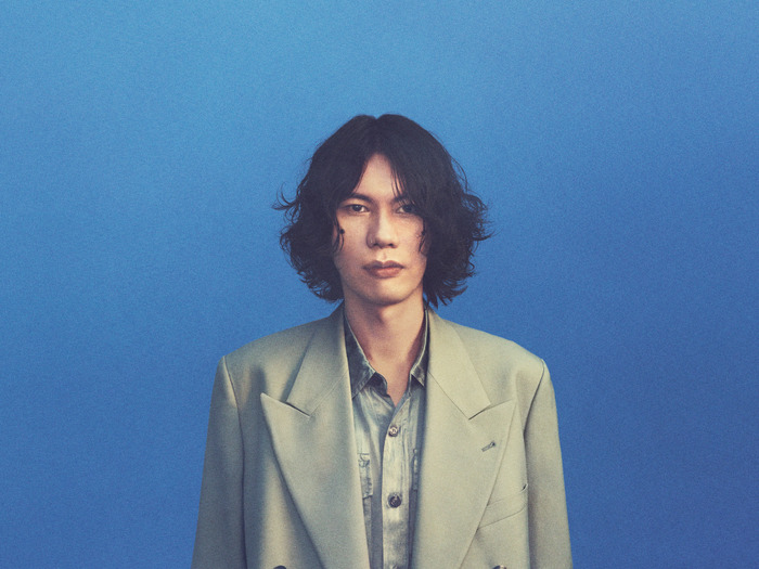 米津玄師「烏」(Photo by Yohji Uchida)