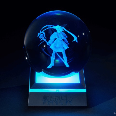 「葬送のフリーレン」浮遊したフリーレンが光る!? 原作イラストを3Dで立体化した“クリスタルボール”登場 画像