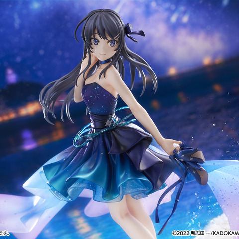 「青ブタ」“ねぇ、キスしよっか。” 桜島麻衣が素足で波打ち際に…！ 振り向き顔やフリルが美しいフィギュア登場 画像