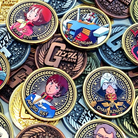 「ガンダム」アムロやシャアザク、ガンキャノンまで勢揃い♪ 懐かしい顔ぶれが“メダル”コレクションで登場！ 画像