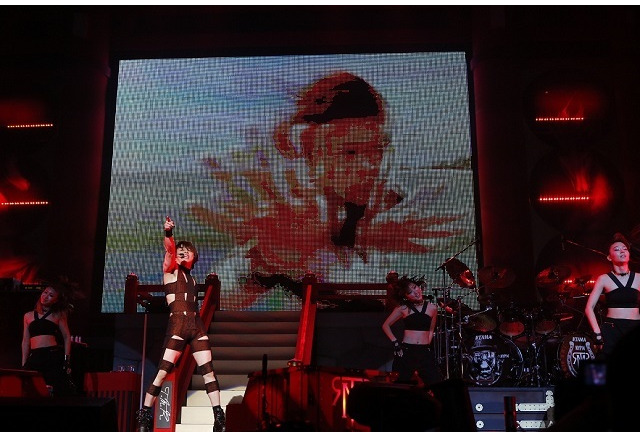 T M Revolution 正月の武道館2daysに2万人 15年前の衣装で Hot Limit を披露 アニメ アニメ