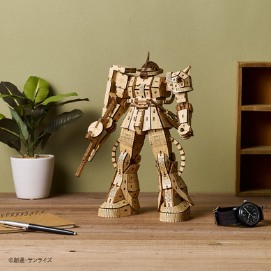 ガンダム」シャアザクが“超精密”竹製立体パズルに！ 肩アーマーから