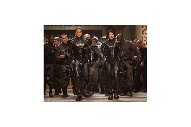 「パシフィック・リム」2013年夏公開　怪獣、ロボット登場の超大作　デル・トロ監督が日本リスペクト 画像
