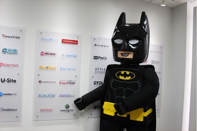 レゴバットマンがアニメ！アニメ！編集部に参上 「オレ様のかっこいいアクションに注目」と映画をアピール 画像