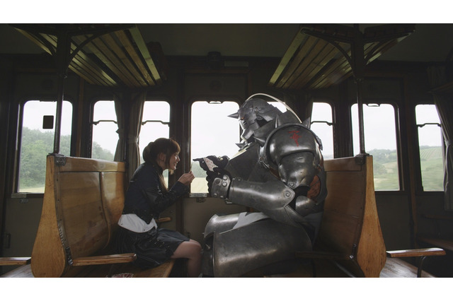 映画「鋼の錬金術師」新場面写真 ウィンリィとアルが機関車でトランプ 画像