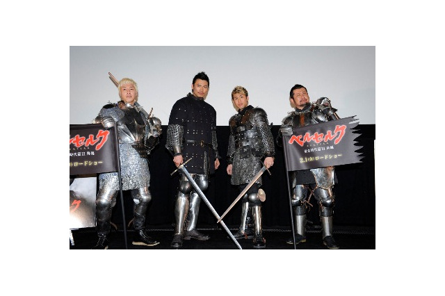 岩永洋昭、川畑要ら　総重量30Kg甲冑コスプレ　「ベルセルク」の世界を体を張ってアピール 画像