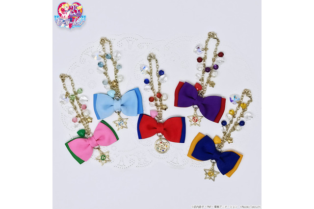 「セーラームーン」胸のリボンがバッグチャームに 変身アイテムのモチーフ付き 画像