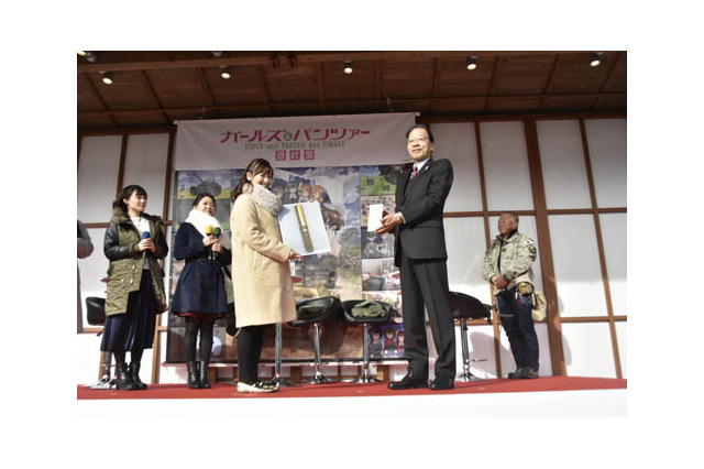 「ガルパン」歴女チームが高知を初訪問 坂本龍馬 書簡貸出セレモニーに1500人のファン集結 画像