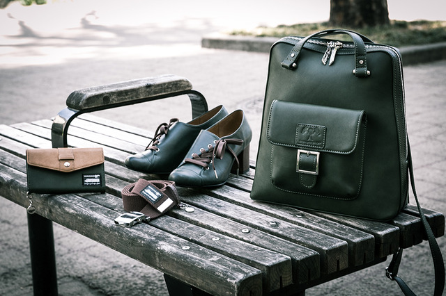 「進撃の巨人」調査兵団イメージのアパレルグッズ7点 “二千年後の君”でも使えるシックなデザイン 画像