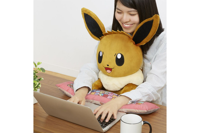 「ポケモン」もふもふ“イーブイ”とラクラクPC作業！ぬいぐるみ型クッション登場 画像