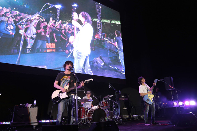 「フリクリ」the pillowsがコミコンで野外ライブ！主題歌含む14曲熱唱のライブレポート 画像