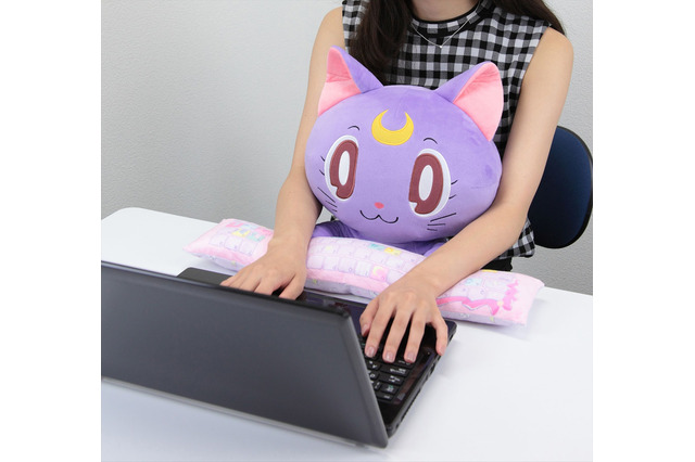 「セーラームーン」ルナがPCクッションに！ストレス社会で戦うOLに癒やしを 画像