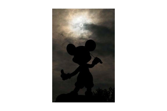 ミッキーと金環日食が競演　東京ディズニーランドでも日食観測 画像