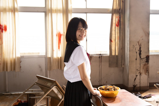 実写「がっこうぐらし！」場面写真が公開！ 逃げ惑う学園生活部...そしてめぐねぇ、憧れの先輩の姿も 画像