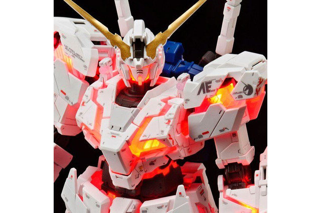 「ユニコーンガンダム立像」あの迫力を手元に！ 緑・赤・青...“発光機能搭載”の限定ガンプラに注目 画像
