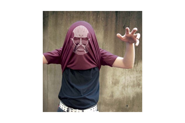 「進撃の巨人」60m級巨人になれるTシャツ登場　裾を裏返して・・・ 画像