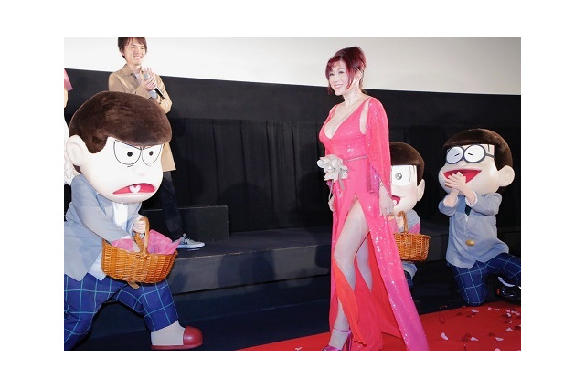 「えいがのおそ松さん」舞台挨拶、ファン公言の叶美香がサプライズ登場！ 思わず6つ子もメロメロ？ 画像