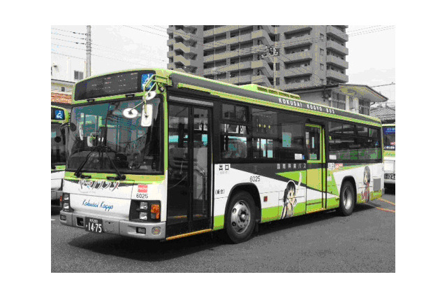 アニメ「ヤマノススメ」ラッピングバス運行開始は8月11日 　飯能市で出発式開催 画像