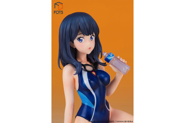 「SSSS.GRIDMAN」宝多六花、“競泳水着”姿でフィギュア化！ 水着の質感、眩しい太ももに注目 画像