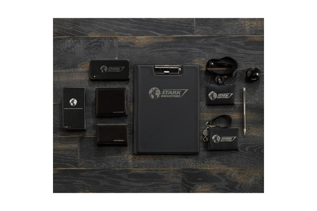 「アベンジャーズ」トニー・スタークの会社“STARK INDUSTRIES”の社員気分を味わえるグッズ登場！ 画像