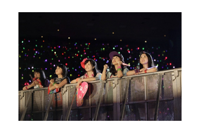 ももクロが自分に声援！？　ももクロと一緒に見るライブビューイング日本武道館で開催 画像