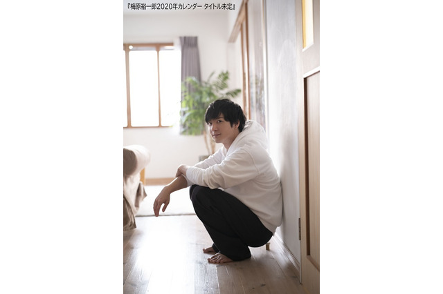 梅原裕一郎、“初”のカレンダー発売決定！ オール撮り下ろし写真、収録内容の異なる卓上・壁掛けで展開 画像